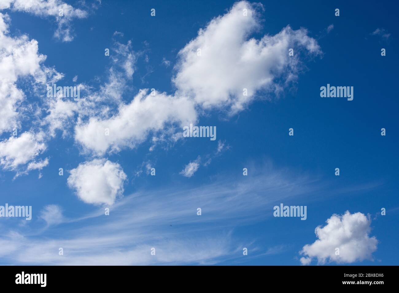 Nuvole nel cielo in una giornata estiva in formato paesaggio Foto Stock