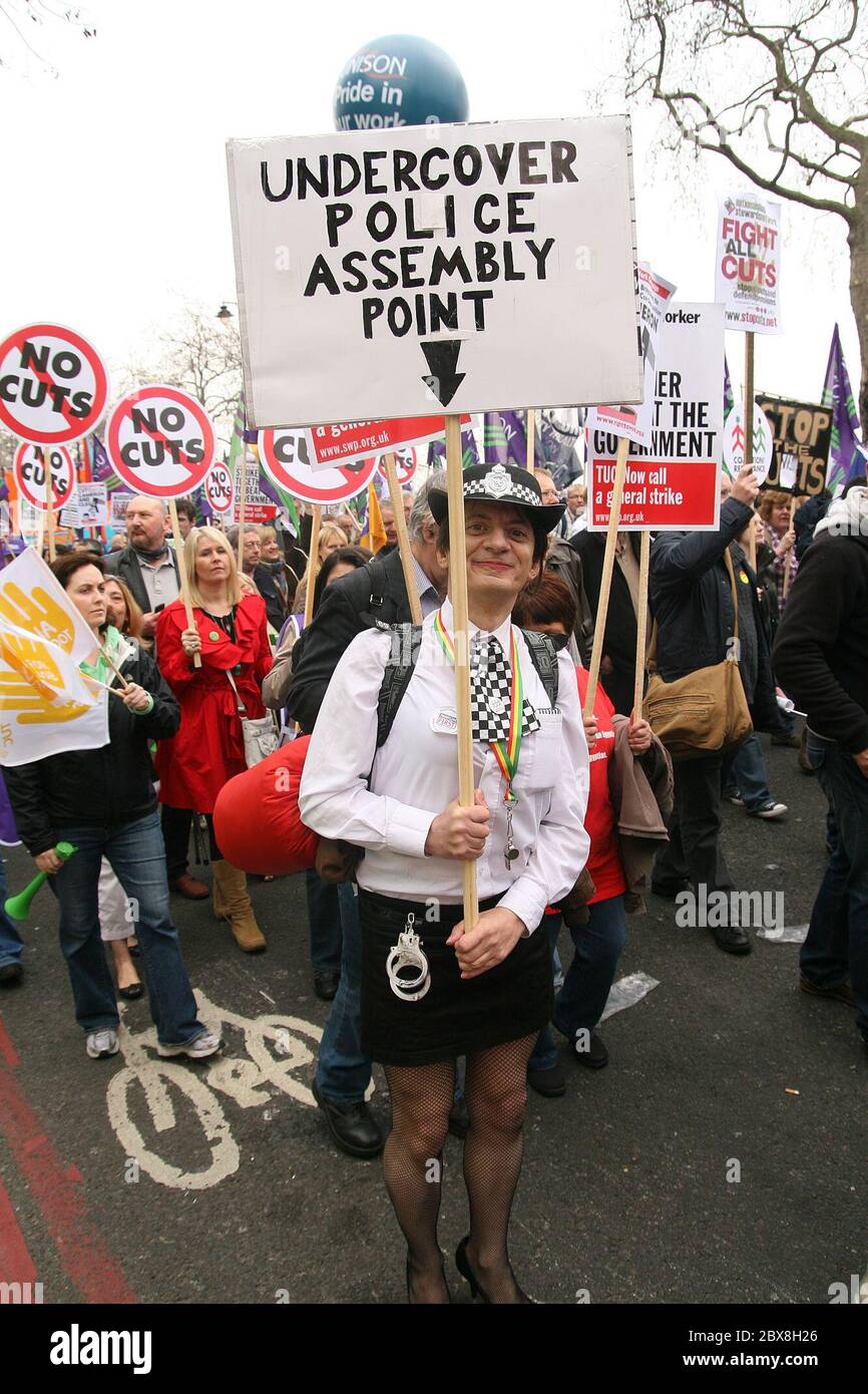 Circa 200 mila persone - la più grande protesta degli anni - marciano per le strade di Londra Inghilterra protestando per i tagli alla spesa pubblica previsti. Foto Stock