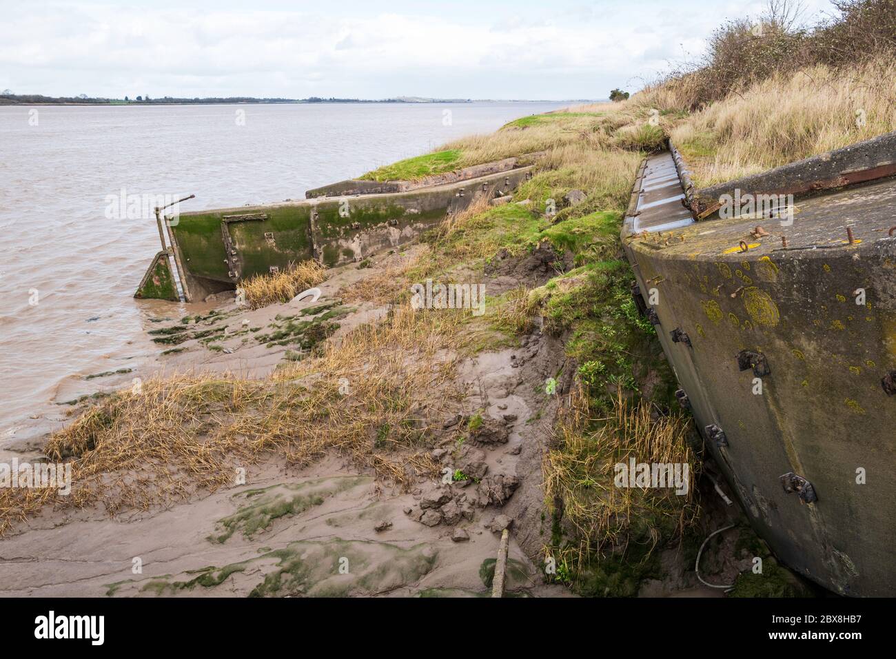 Purton Hulks sono imbarcazioni abbandonate volutamente spiaggiate accanto al fiume Severn per rinforzare le rive del fiume. Purton, Gloucestershire, Inghilterra, Regno Unito. Foto Stock