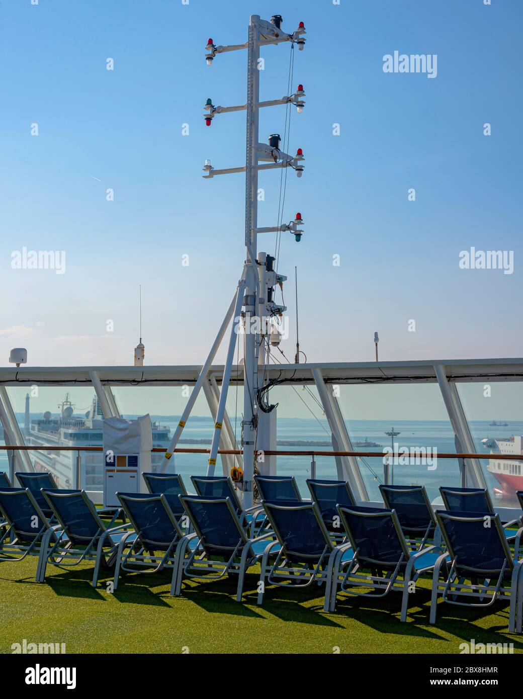 Antenna satellitare di colore bianco del carico una nave e lettini sul ponte della nave da crociera Foto Stock