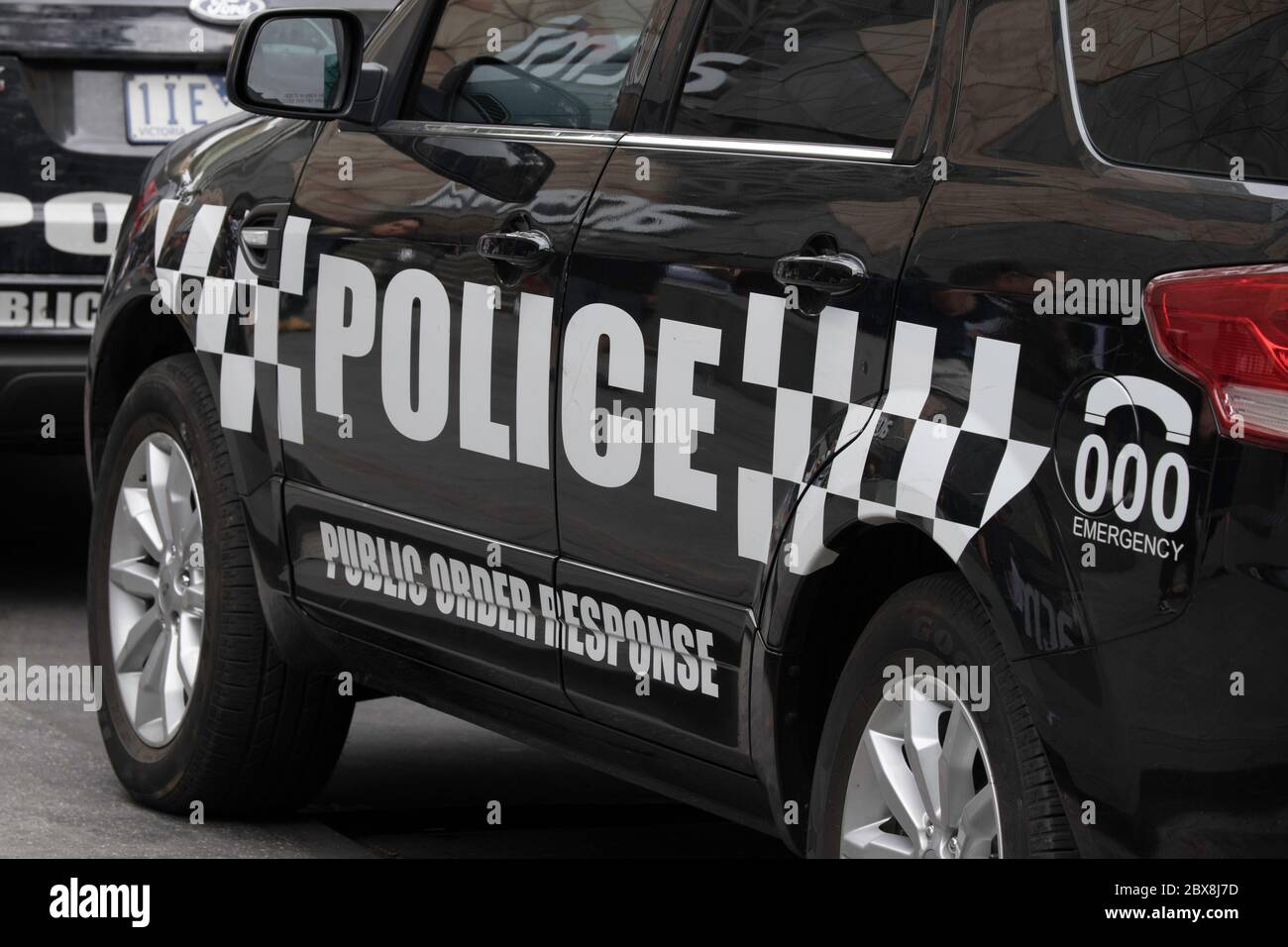 Victoria Police Public Order Response Team auto lungo una strada nel centro di Melbourne, Australia Foto Stock
