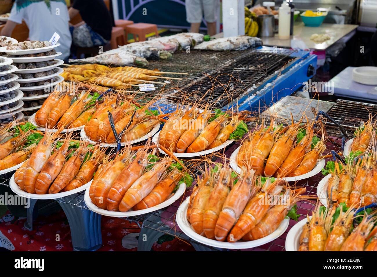 Frutti di mare grigliate il mercato di strada sul Central World Plaza a Bangkok, Thailandia, Sud Est Asiatico. Foto Stock