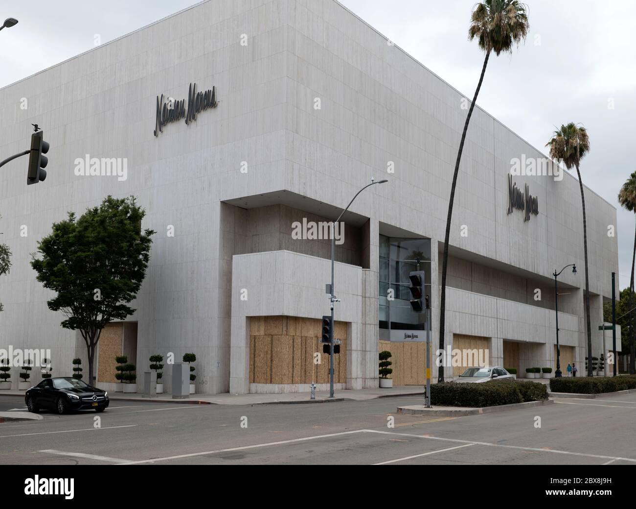 Beverly Hills, CA/USA - il negozio Neiman Marcus di Beverly Hills è imbarcato dopo essere stato saccheggiato durante le proteste della materia Black Lives Foto Stock