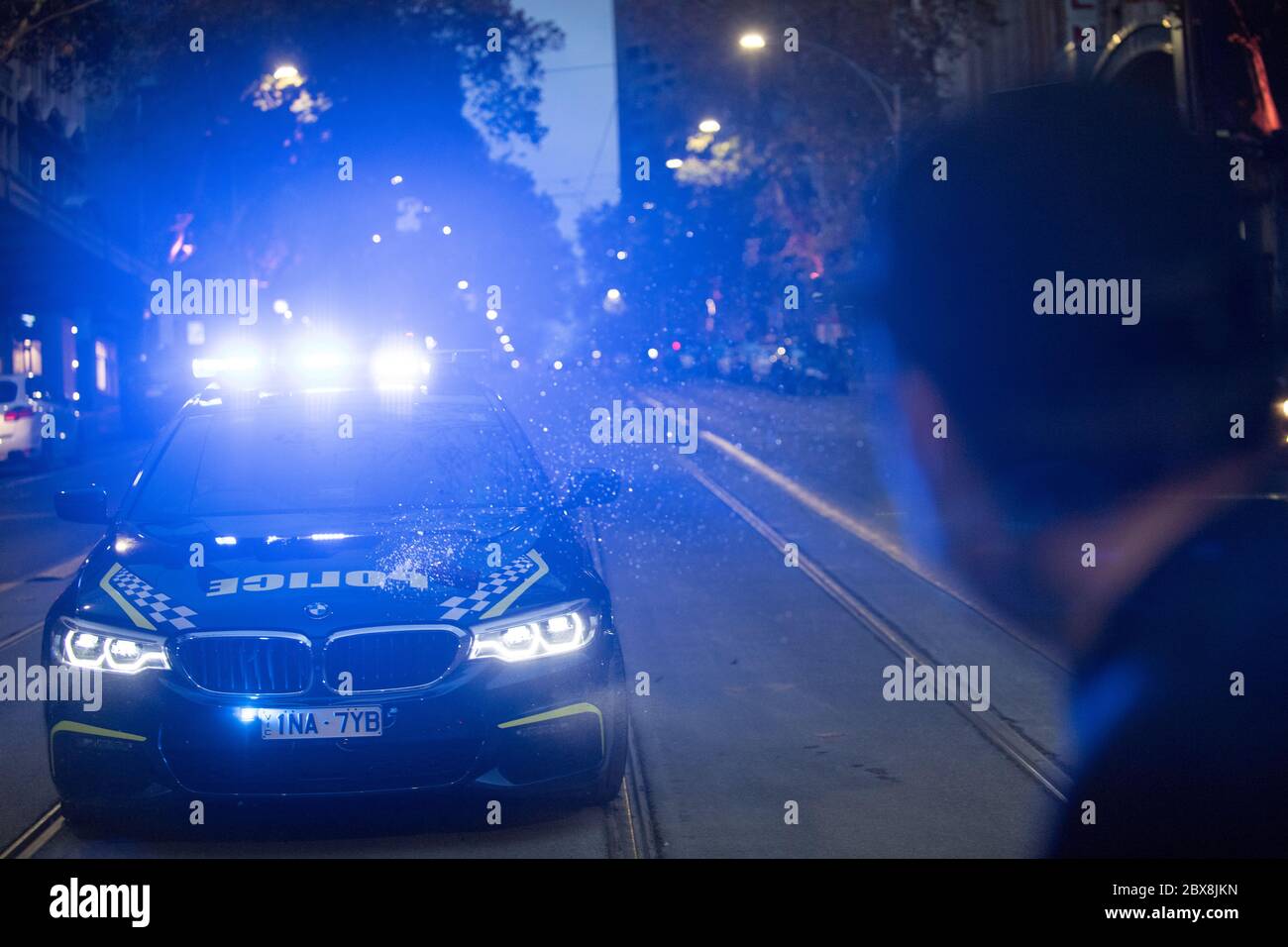 Melbourne, Australia. 06 giugno 2020. Un manifestante schiaccia una bottiglia su un'auto di polizia in ritirata a Collins St Melbourne Australia alla conclusione della protesta Stop Black Deaths in Custody - Justice for George Floyd che è stata tenuta in disgrazia degli ordini governativi. 06 giu 2020 credito: Michael Currie/Alamy Live News Foto Stock