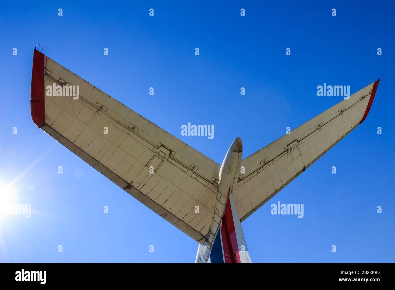 Coda dell'aeroplano su sfondo blu del cielo Foto Stock