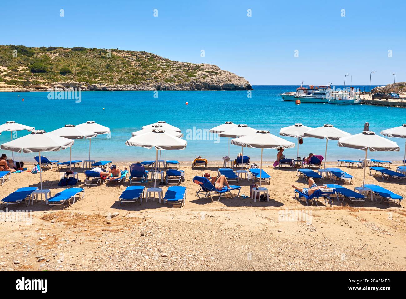 RODI, GRECIA - 12 maggio 2018: Spiaggia sabbiosa e tranquilla nel villaggio di Kolymbia. Isola di Rodi. Grecia Foto Stock