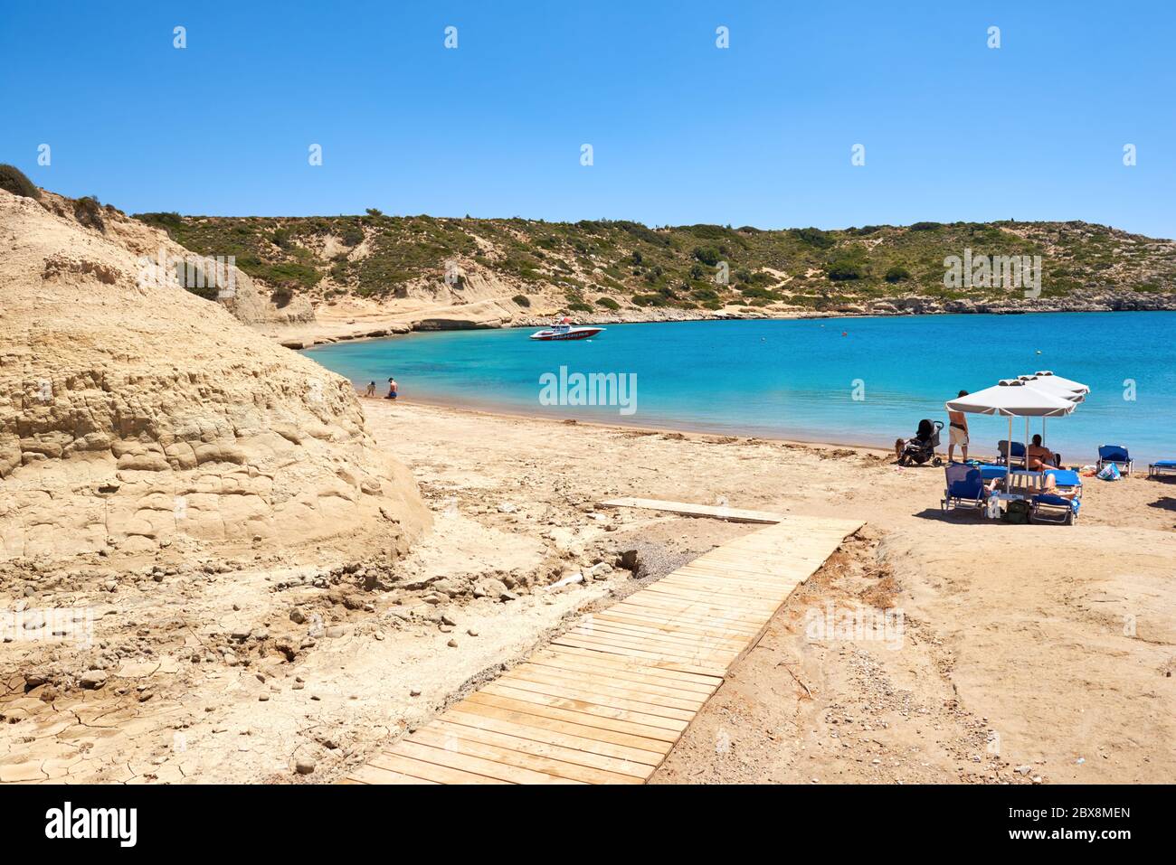 RODI, GRECIA - 12 maggio 2018: Spiaggia sabbiosa e tranquilla nel villaggio di Kolymbia. Isola di Rodi. Grecia Foto Stock