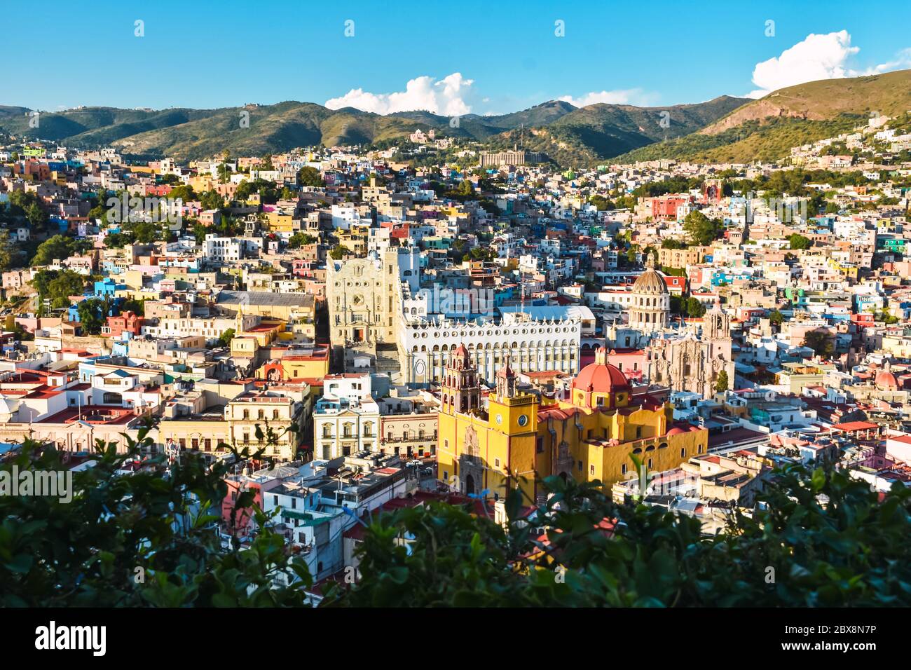 Guanajuato vista Messico durante mezzogiorno, case colorate ed edifici storici. Foto Stock