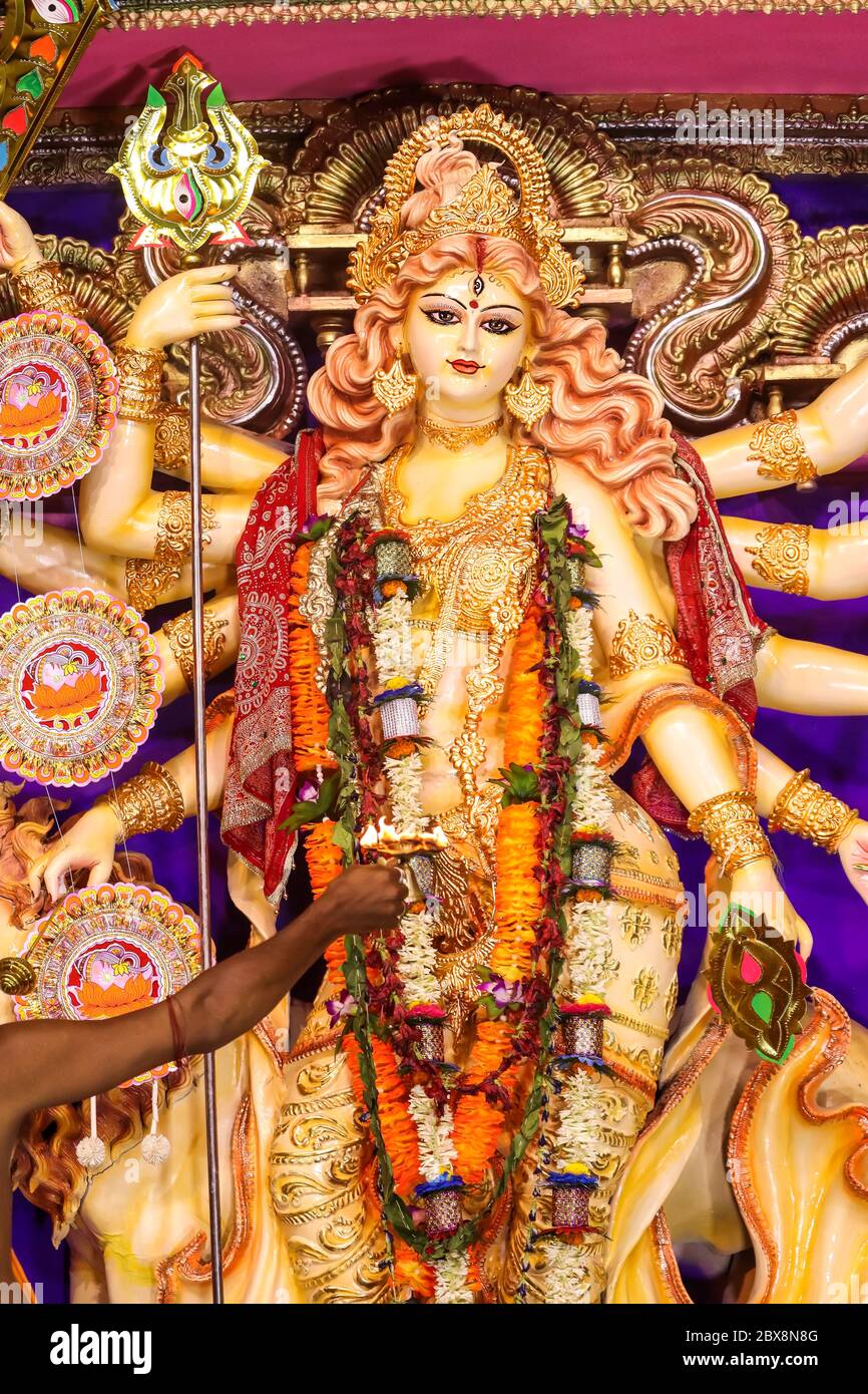 Splendida Durga Mata con dieci mani durante il Dusshera nel Bengala Occidentale. Foto Stock