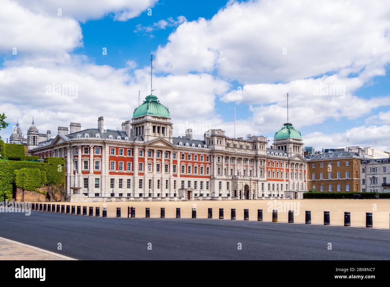 UK, Londra, Westminster, St James Park, Horse Guards Parade. Admiralty House Extension su Whitehall, attualmente utilizzato per le funzioni del governo britannico Foto Stock