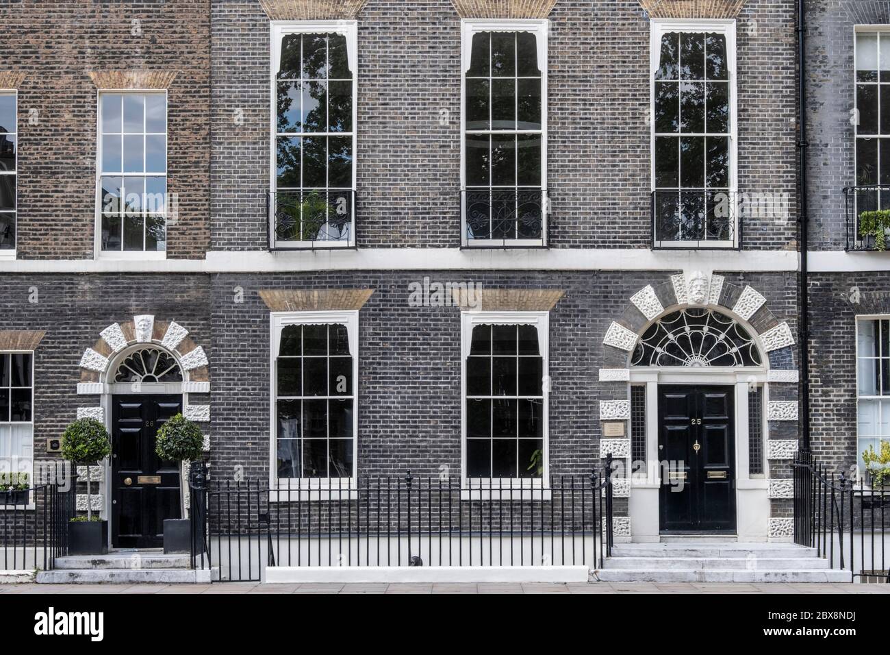 Regno Unito, Londra, Camden, Bloomsbury, Bedford Square. Facciata di una casa georgiana del XVIII secolo su piazza Bedford Foto Stock