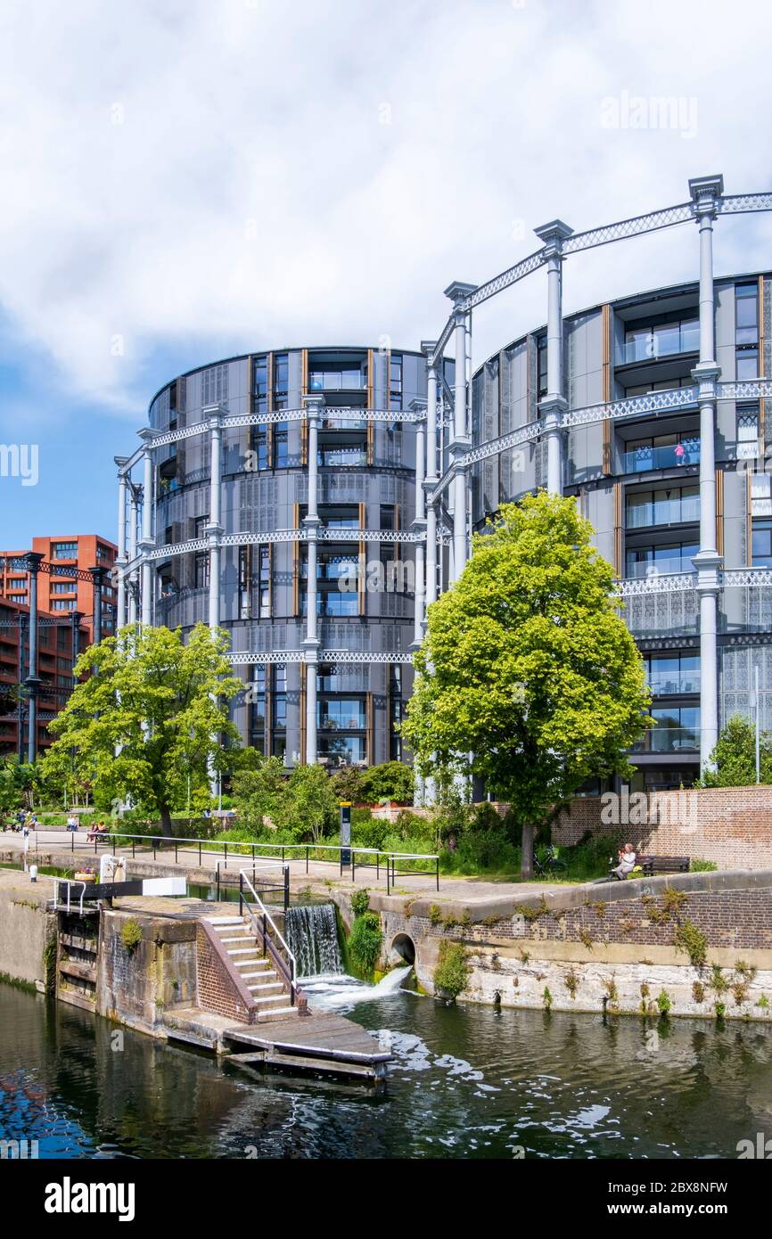 Regno Unito, Londra, St Pancras Lock, Regent's Canal. Lo sviluppo del Gasholder Park 2019/2020 a Kings Cross di Bell Phillips, WilkinsonEyre e Jonathan Tuckey Foto Stock