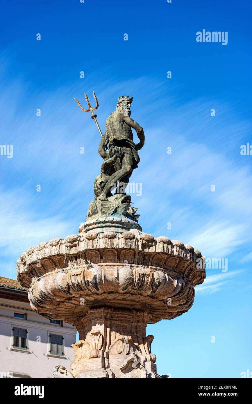 Fontana del Nettuno, statua bronzea del Dio romano con il tridente in piazza Duomo, Trento, Italia Foto Stock