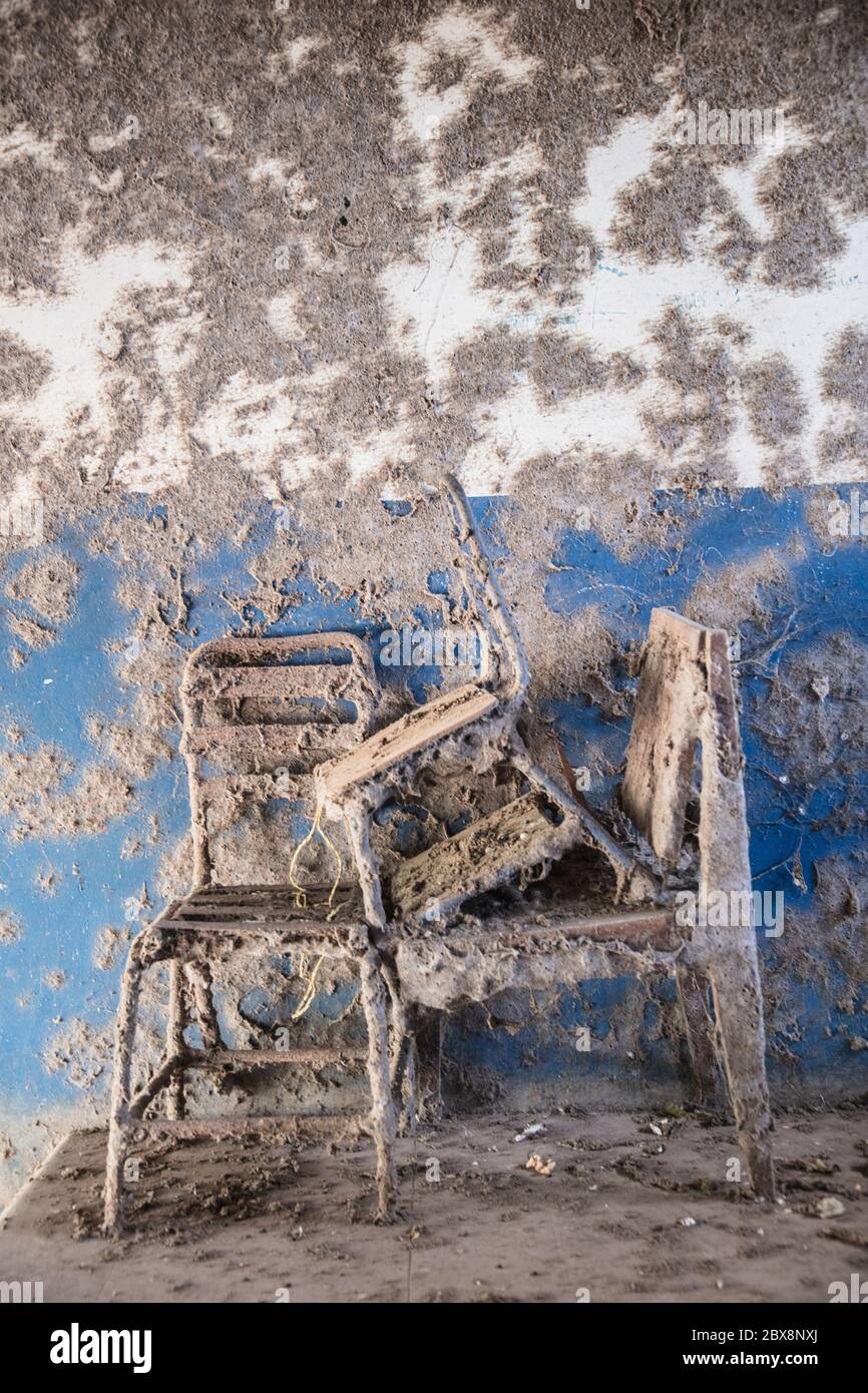 Interno polveroso di un edificio scolastico abbandonato Foto Stock