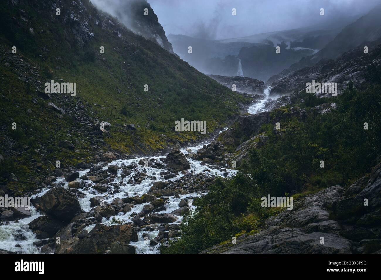 Spettacolare vista Moody del fiume proveniente dal ghiacciaio Buerbreen lungo la valle, Odda, Norvegia Foto Stock