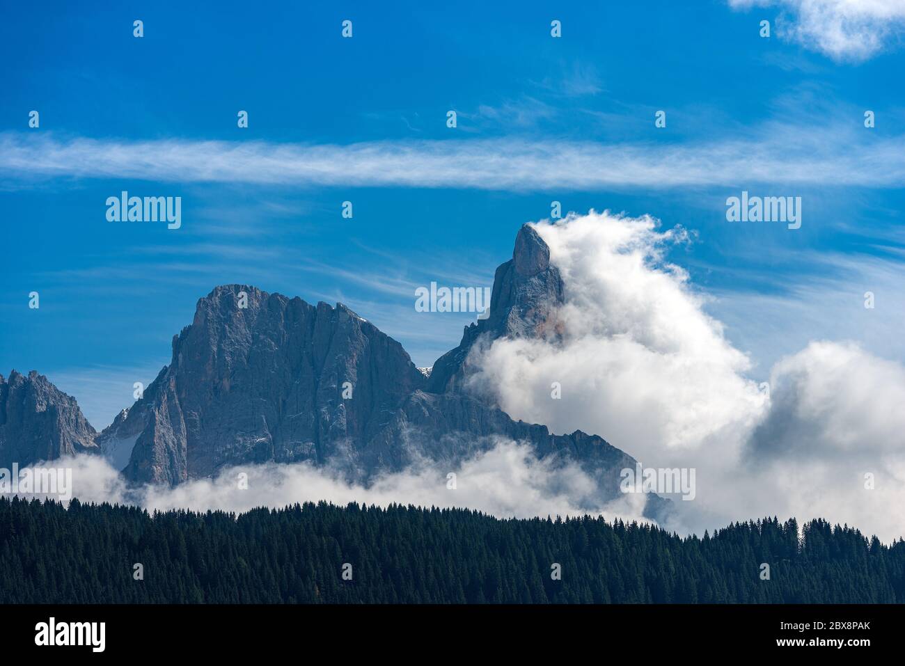 Cime delle Dolomiti nelle Alpi italiane chiamate pale di San Martino e Cimon della pala (3186 m), patrimonio dell'umanità dell'UNESCO in Trentino Alto Adige Foto Stock