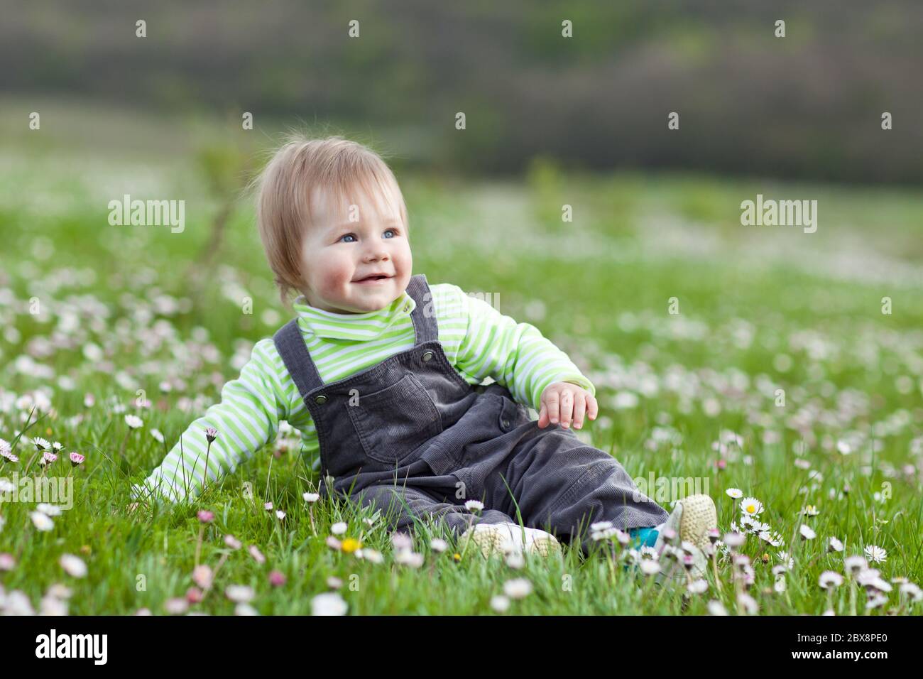 Piccolo bambino in natura. Bimbo sull'erba verde. Foto di alta qualità Foto  stock - Alamy