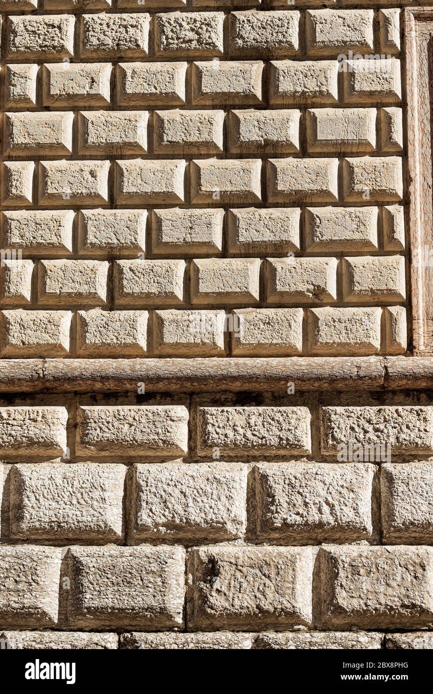 Ashlar (Bugnato in italiano), primo piano di una parete fatta di grandi blocchi di pietre nella città di Trento, Trentino Alto Adige, Italia, Europa Foto Stock