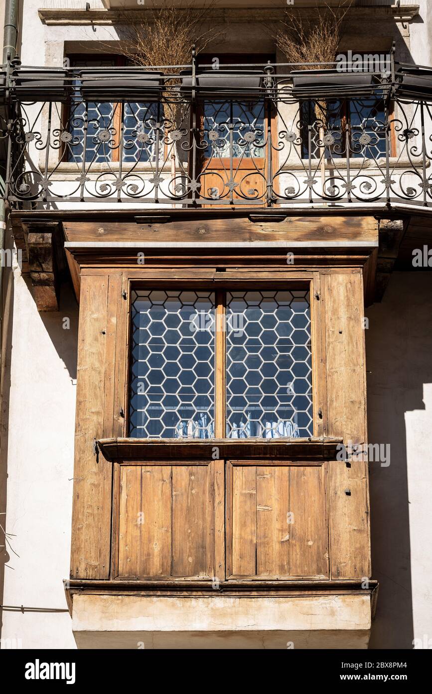 Antichi balconi in legno e ferro battuto in Trento centro, Trentino Alto Adige, Italia, Europa Foto Stock