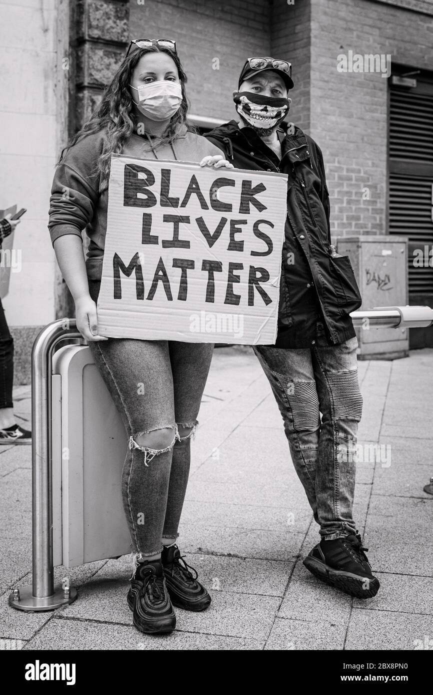 Black Live Matter protesta a Reading, Regno Unito, il 5 giugno 2020. Ritratti di persone che hanno partecipato alla protesta. Foto Stock