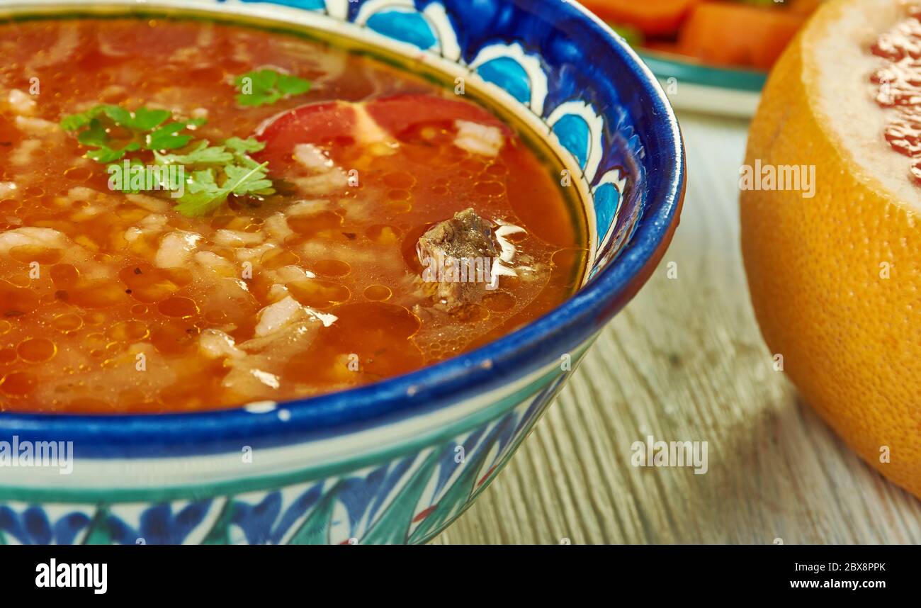 Chorba Frik - zuppa tradizionale, cucina algerina, piatti mediterranei assortiti tradizionali, vista dall'alto. Foto Stock