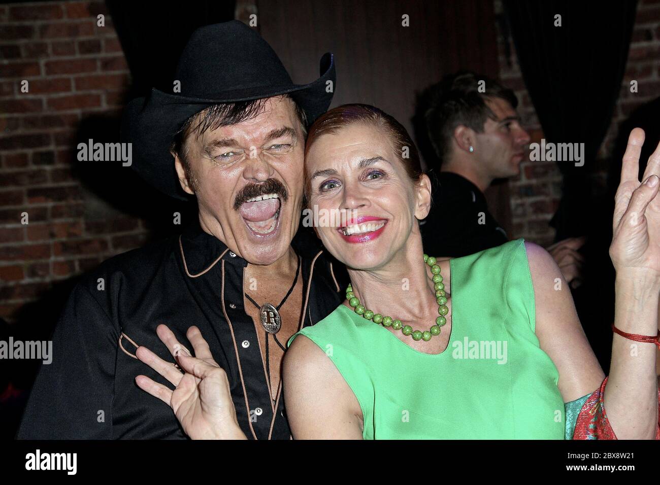 New York, NY, Stati Uniti. 11 settembre 2015. Randy Jones, Debbie Dickinson alla 15° celebrazione annuale dei Re e dei Cowboys per l'attore Keith Collins e gli originali Cowboy Randy Jones al Leonora. Credit: Marco, Alamy Foto Stock