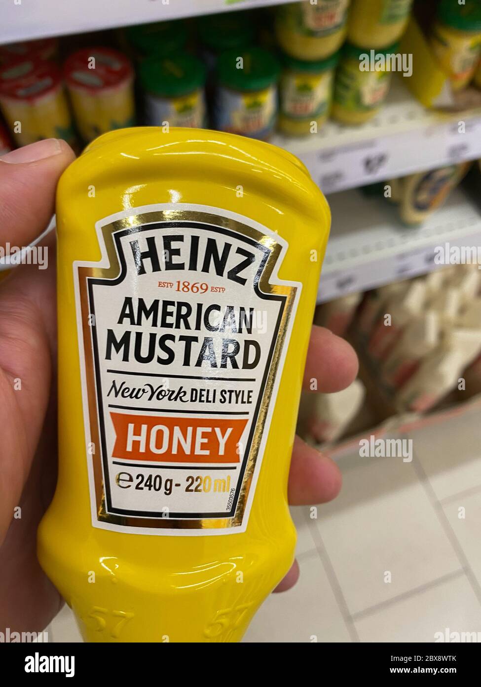 Tönisvorst, Germania - 5 giugno. 2020: Primo piano della bottiglia di senape  Heinz di miele americano di fronte allo scaffale del supermercato tedesco  Foto stock - Alamy