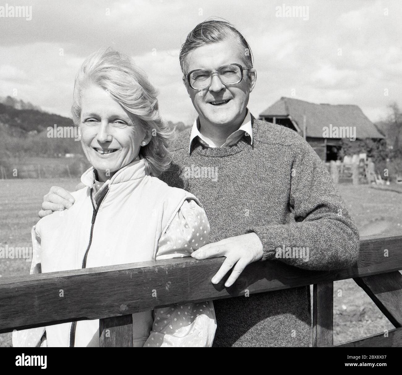 Ritratto di Kenneth Baker MP / Baron Baker di Dorking in posa con sua moglie Mary. Aprile 1987. Foto Stock
