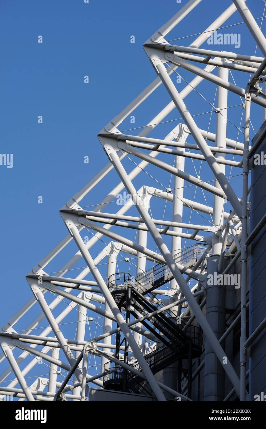 Supporto del tetto in acciaio strutturale e scalinata di accesso per lo stadio di calcio, St James' Park, Newcastle upon Tyne, Inghilterra. Foto Stock