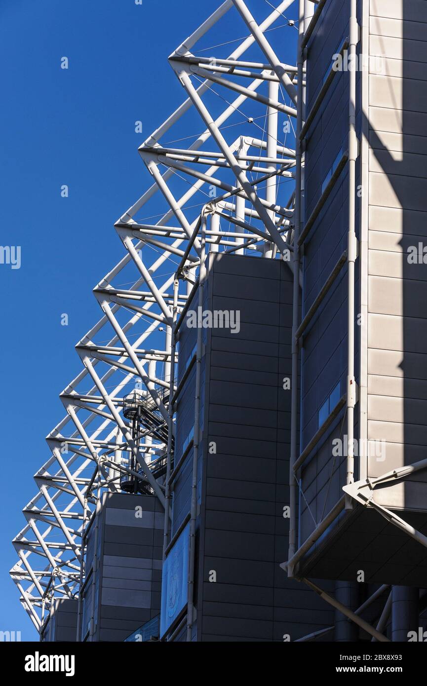 Supporto del tetto in acciaio strutturale e scalinata di accesso per lo stadio di calcio, St James' Park, Newcastle upon Tyne, Inghilterra. Foto Stock