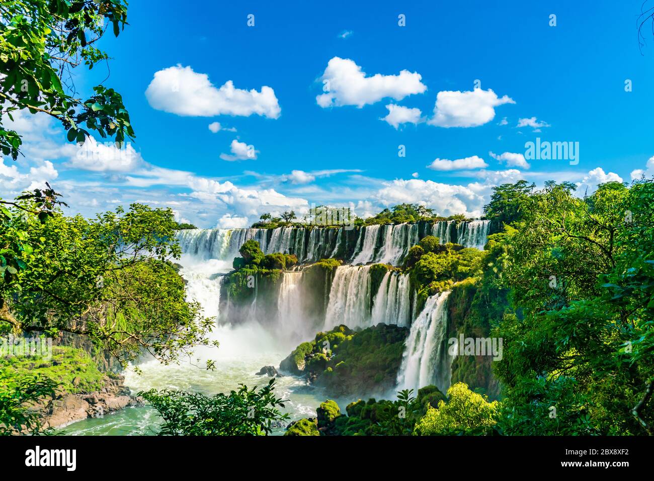 Parte delle Cascate di Iguazu vista dal Parco Nazionale Argentino Foto Stock