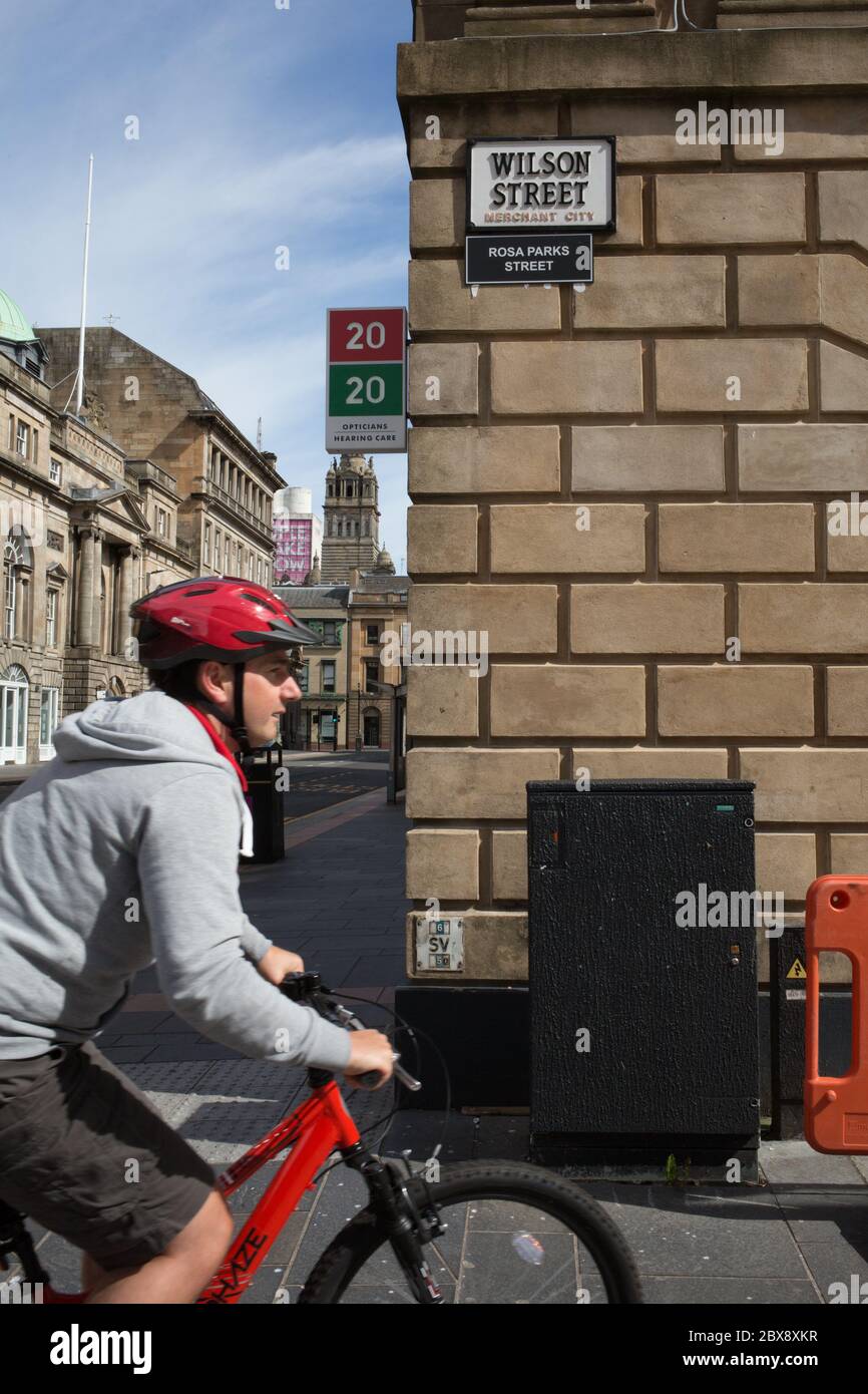 Glasgow, Regno Unito, 6 giugno 2020. Gli attivisti della Brigata Verde del Celtic FC (ultra-fans) hanno rinominato le strade della città mercantile, che commemorano i padri storici della città, Che aveva legami con le piantagioni e la schiavitù, con i nomi di attivisti neri per i diritti civili e schiavi, in una protesta volta ad attirare l'attenzione sui legami di Glasgow con la schiavitù. Wilson Street, che prende il nome dal signore del tabacco del XVIII secolo James Wilson, è stato rinominato Rosa Parks Street dopo l'attivista americano per i diritti civili. A Glasgow, Scozia, il 6 giugno 2020. Photo credit: Jeremy Sutton-Hibbert/Alamy Live News. Foto Stock