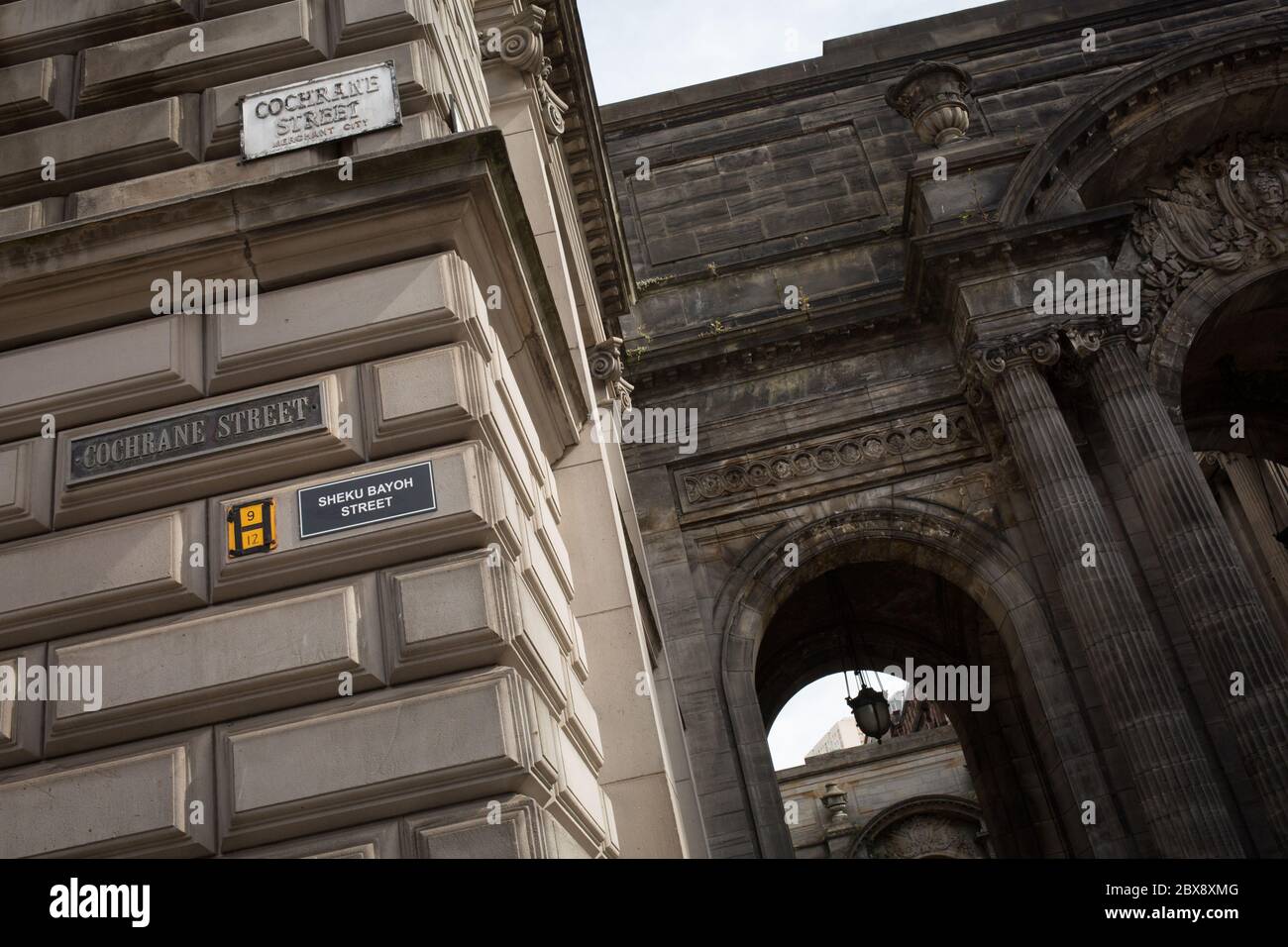 Glasgow, Regno Unito, 6 giugno 2020. Gli attivisti della Brigata Verde del Celtic FC (ultra-fans) hanno rinominato le strade della città mercantile, che commemorano i padri storici della città, Che aveva legami con le piantagioni e la schiavitù, con i nomi di attivisti neri per i diritti civili e schiavi, in una protesta volta ad attirare l'attenzione sui legami di Glasgow con la schiavitù. Cochrane Street, che prende il nome dal signore del tabacco del XVIII secolo Andrew Cochrane, ha rinominato Sheku Bayoh Street dopo un uomo morto in custodia di polizia a Fife, Scozia nel 2015. A Glasgow, Scozia, il 6 giugno 2020. Foto di credito: Jeremy Sutton-Hibe Foto Stock