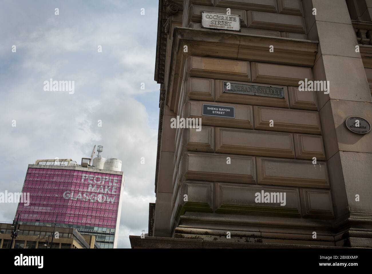 Glasgow, Regno Unito, 6 giugno 2020. Gli attivisti della Brigata Verde del Celtic FC (ultra-fans) hanno rinominato le strade della città mercantile, che commemorano i padri storici della città, Che aveva legami con le piantagioni e la schiavitù, con i nomi di attivisti neri per i diritti civili e schiavi, in una protesta volta ad attirare l'attenzione sui legami di Glasgow con la schiavitù. Cochrane Street, che prende il nome dal signore del tabacco del XVIII secolo Andrew Cochrane, ha rinominato Sheku Bayoh Street dopo un uomo morto in custodia di polizia a Fife, Scozia nel 2015. A Glasgow, Scozia, il 6 giugno 2020. Foto di credito: Jeremy Sutton-Hibe Foto Stock