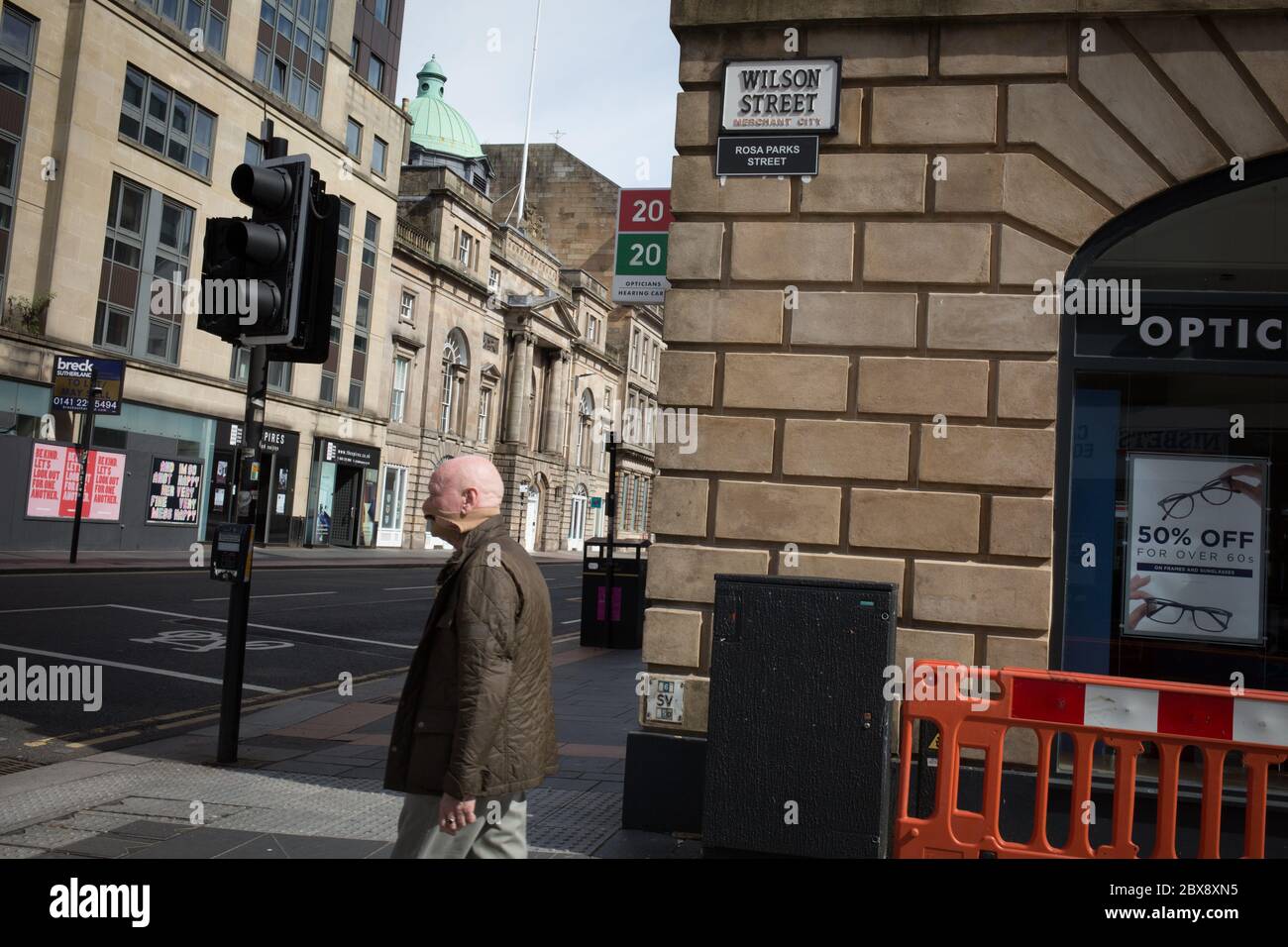 Glasgow, Regno Unito, 6 giugno 2020. Gli attivisti della Brigata Verde del Celtic FC (ultra-fans) hanno rinominato le strade della città mercantile, che commemorano i padri storici della città, Che aveva legami con le piantagioni e la schiavitù, con i nomi di attivisti neri per i diritti civili e schiavi, in una protesta volta ad attirare l'attenzione sui legami di Glasgow con la schiavitù. Wilson Street, che prende il nome dal signore del tabacco del XVIII secolo James Wilson, è stato rinominato Rosa Parks Street dopo l'attivista americano per i diritti civili. A Glasgow, Scozia, il 6 giugno 2020. Photo credit: Jeremy Sutton-Hibbert/Alamy Live News. Foto Stock