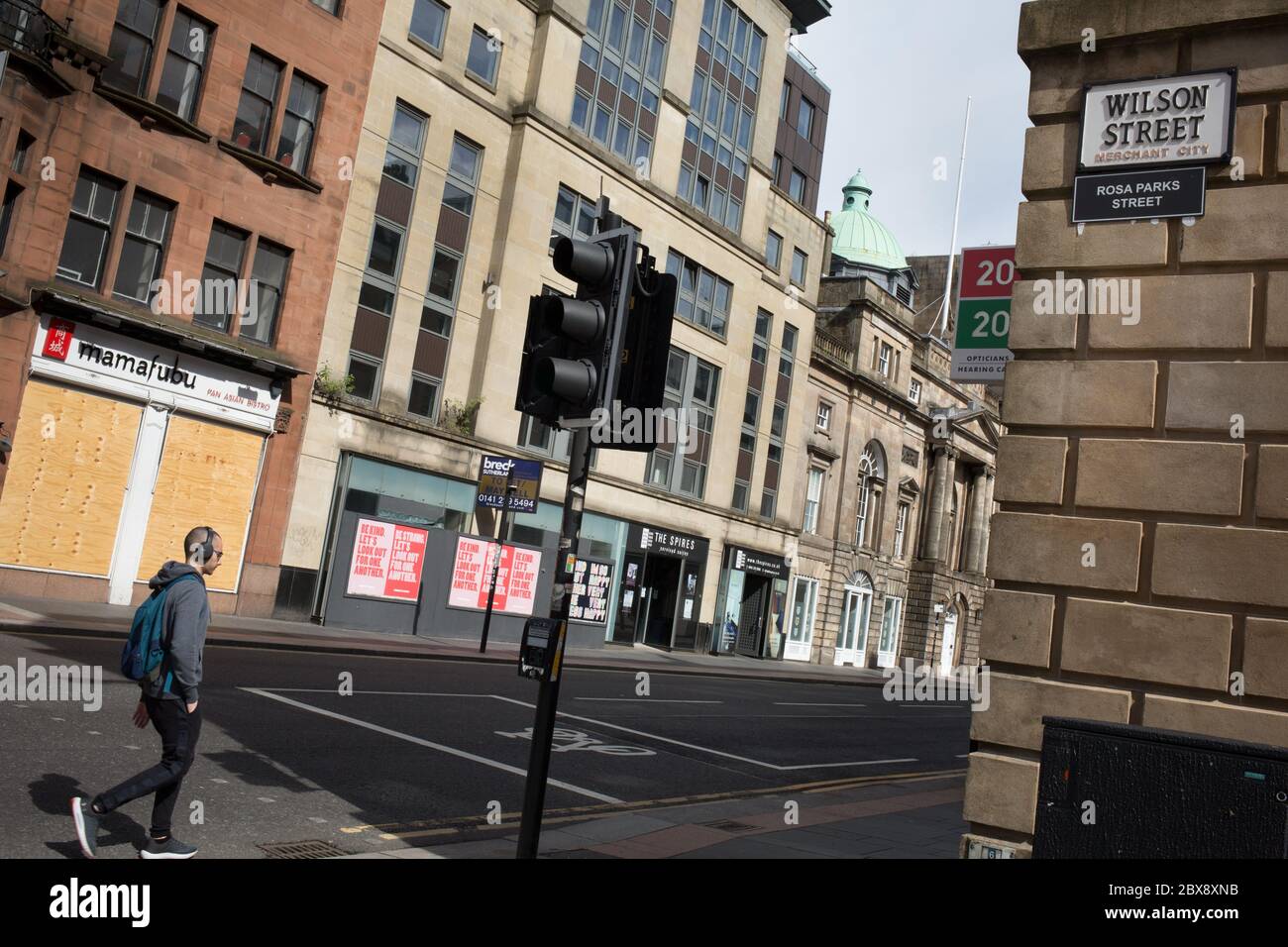 Glasgow, Regno Unito, 6 giugno 2020. Gli attivisti della Brigata Verde del Celtic FC (ultra-fans) hanno rinominato le strade della città mercantile, che commemorano i padri storici della città, Che aveva legami con le piantagioni e la schiavitù, con i nomi di attivisti neri per i diritti civili e schiavi, in una protesta volta ad attirare l'attenzione sui legami di Glasgow con la schiavitù. Wilson Street, che prende il nome dal signore del tabacco del XVIII secolo James Wilson, è stato rinominato Rosa Parks Street dopo l'attivista americano per i diritti civili. A Glasgow, Scozia, il 6 giugno 2020. Photo credit: Jeremy Sutton-Hibbert/Alamy Live News. Foto Stock