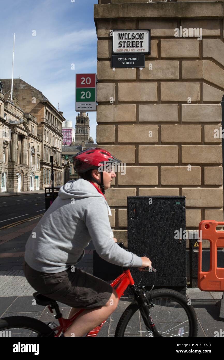 Glasgow, Regno Unito, 6 giugno 2020. Gli attivisti della Brigata Verde del Celtic FC (ultra-fans) hanno rinominato le strade della città mercantile, che commemorano i padri storici della città, Che aveva legami con le piantagioni e la schiavitù, con i nomi di attivisti neri per i diritti civili e schiavi, in una protesta volta ad attirare l'attenzione sui legami di Glasgow con la schiavitù. Wilson Street, che prende il nome dal signore del tabacco del XVIII secolo James Wilson, è stato rinominato Rosa Parks Street dopo l'attivista americano per i diritti civili. A Glasgow, Scozia, il 6 giugno 2020. Photo credit: Jeremy Sutton-Hibbert/Alamy Live News. Foto Stock