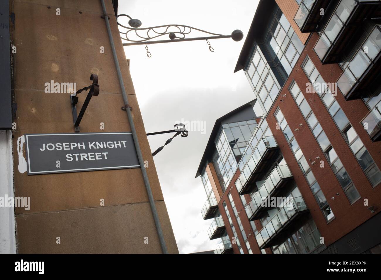 Glasgow, Regno Unito, 6 giugno 2020. Gli attivisti della Brigata Verde del Celtic FC (ultra-fans) hanno rinominato le strade della città mercantile, che commemorano i padri storici della città, Che aveva legami con le piantagioni e la schiavitù, con i nomi di attivisti neri per i diritti civili e schiavi, in una protesta volta ad attirare l'attenzione sui legami di Glasgow con la schiavitù. Dunlop Street (dal nome di James Dunlop, signore del tabacco del XVIII secolo) ha rinominato Joseph Knight Street dopo un uomo nato in Africa e venduto come schiavo in Giamaica a John Wedderburn di Ballendean, Scozia. A Glasgow, Scozia, il 6 giugno 2020. Foto Stock