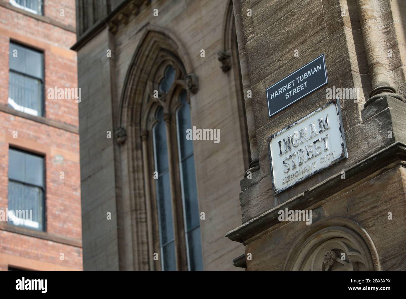 Glasgow, Regno Unito, 6 giugno 2020. Gli attivisti della Brigata Verde del Celtic FC (ultra-fans) hanno rinominato le strade della città mercantile, che commemorano i padri storici della città, Che aveva legami con le piantagioni e la schiavitù, con i nomi di attivisti neri per i diritti civili e schiavi, in una protesta volta ad attirare l'attenzione sui legami di Glasgow con la schiavitù. Ingram Street, che prende il nome dal signore del tabacco del XVIII secolo Archibald Ingram, ha rinominato Harriet Tubman Street dopo l'abolizionista e attivista politico americano che era nato in schiavitù. A Glasgow, Scozia, il 6 giugno 2020. Foto in rosso Foto Stock