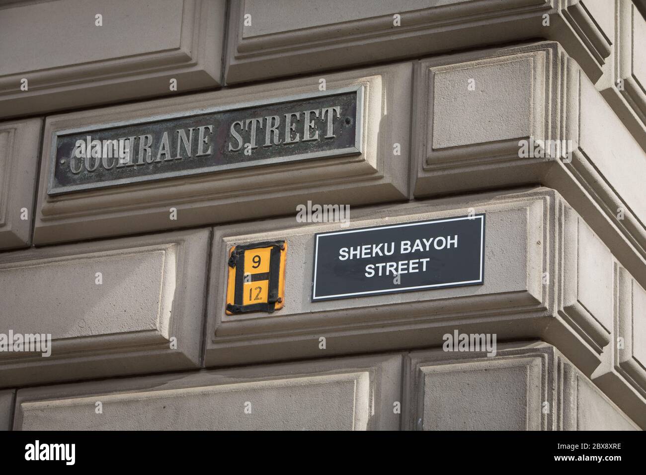 Glasgow, Regno Unito, 6 giugno 2020. Gli attivisti della Brigata Verde del Celtic FC (ultra-fans) hanno rinominato le strade della città mercantile, che commemorano i padri storici della città, Che aveva legami con le piantagioni e la schiavitù, con i nomi di attivisti neri per i diritti civili e schiavi, in una protesta volta ad attirare l'attenzione sui legami di Glasgow con la schiavitù. Cochrane Street, che prende il nome dal signore del tabacco del XVIII secolo Andrew Cochrane, ha rinominato Sheku Bayoh Street dopo un uomo morto in custodia di polizia a Fife, Scozia nel 2015. A Glasgow, Scozia, il 6 giugno 2020. Foto di credito: Jeremy Sutton-Hibe Foto Stock