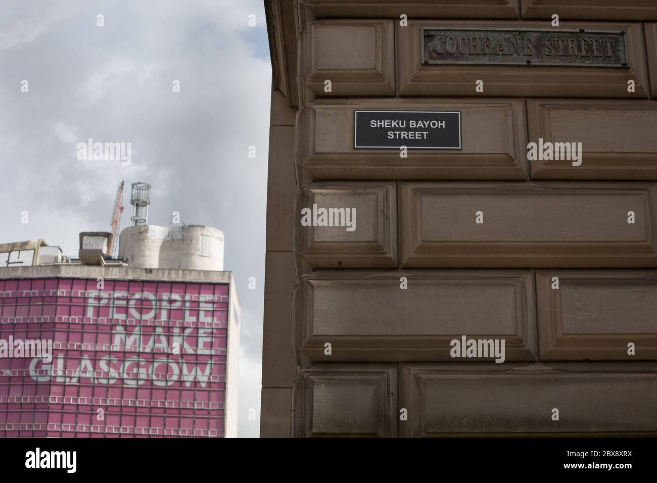 Glasgow, Regno Unito, 6 giugno 2020. Gli attivisti della Brigata Verde del Celtic FC (ultra-fans) hanno rinominato le strade della città mercantile, che commemorano i padri storici della città, Che aveva legami con le piantagioni e la schiavitù, con i nomi di attivisti neri per i diritti civili e schiavi, in una protesta volta ad attirare l'attenzione sui legami di Glasgow con la schiavitù. Cochrane Street, che prende il nome dal signore del tabacco del XVIII secolo Andrew Cochrane, ha rinominato Sheku Bayoh Street dopo un uomo morto in custodia di polizia a Fife, Scozia nel 2015. A Glasgow, Scozia, il 6 giugno 2020. Foto di credito: Jeremy Sutton-Hibe Foto Stock