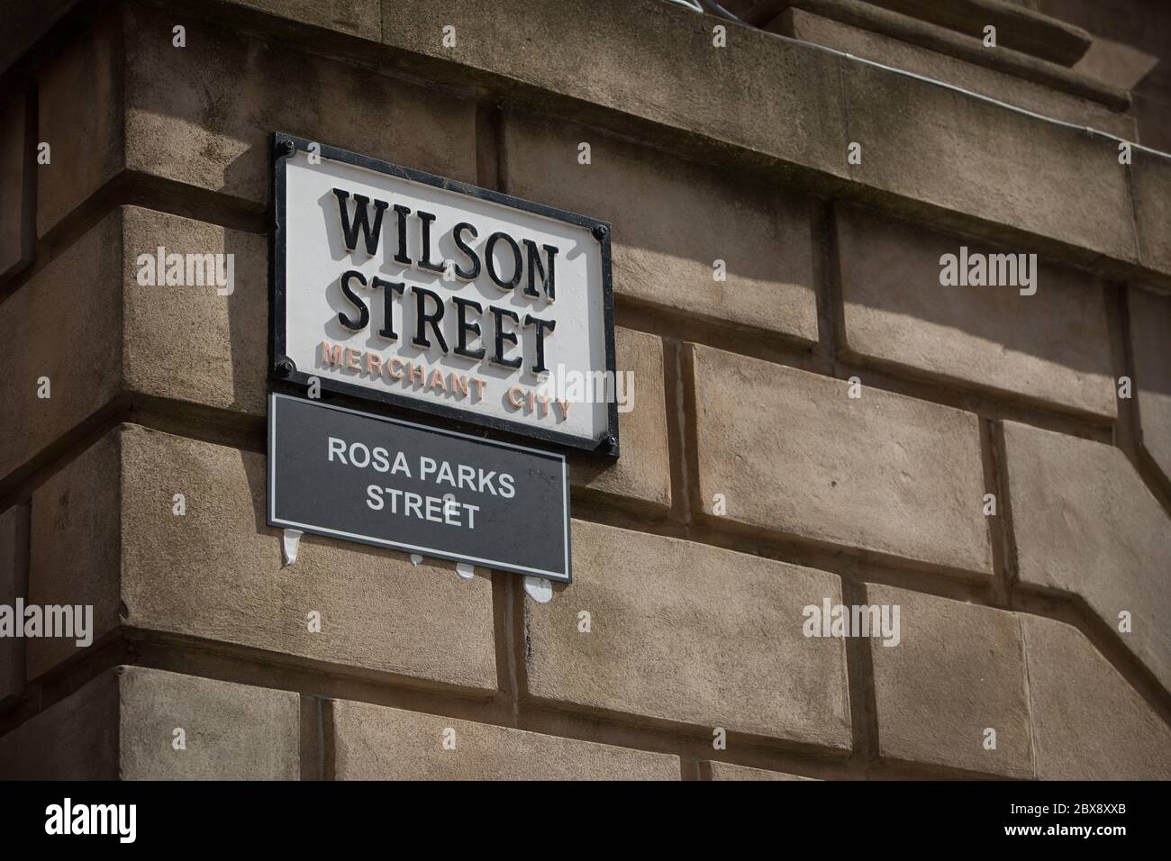 Glasgow, Regno Unito, 6 giugno 2020. Gli attivisti della Brigata Verde del Celtic FC (ultra-fans) hanno rinominato le strade della città mercantile, che commemorano i padri storici della città, Che aveva legami con le piantagioni e la schiavitù, con i nomi di attivisti neri per i diritti civili e schiavi, in una protesta volta ad attirare l'attenzione sui legami di Glasgow con la schiavitù. Wilson Street, che prende il nome dal signore del tabacco del XVIII secolo James Wilson, è stato rinominato Rosa Parks Street dopo l'attivista americano per i diritti civili. A Glasgow, Scozia, il 6 giugno 2020. Photo credit: Jeremy Sutton-Hibbert/Alamy Live News. Foto Stock