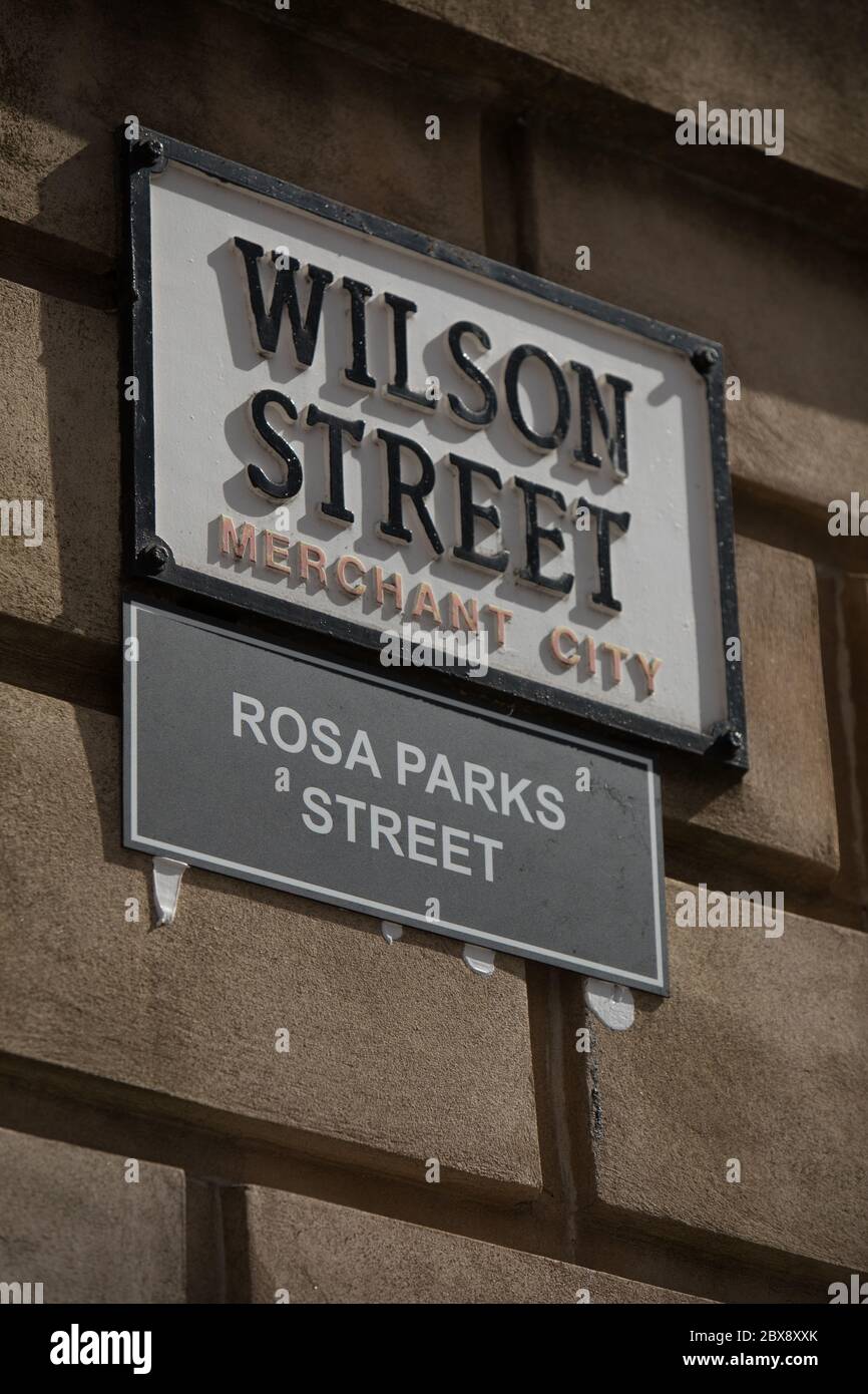 Glasgow, Regno Unito, 6 giugno 2020. Gli attivisti della Brigata Verde del Celtic FC (ultra-fans) hanno rinominato le strade della città mercantile, che commemorano i padri storici della città, Che aveva legami con le piantagioni e la schiavitù, con i nomi di attivisti neri per i diritti civili e schiavi, in una protesta volta ad attirare l'attenzione sui legami di Glasgow con la schiavitù. Wilson Street, che prende il nome dal signore del tabacco del XVIII secolo James Wilson, è stato rinominato Rosa Parks Street dopo l'attivista americano per i diritti civili. A Glasgow, Scozia, il 6 giugno 2020. Photo credit: Jeremy Sutton-Hibbert/Alamy Live News. Foto Stock