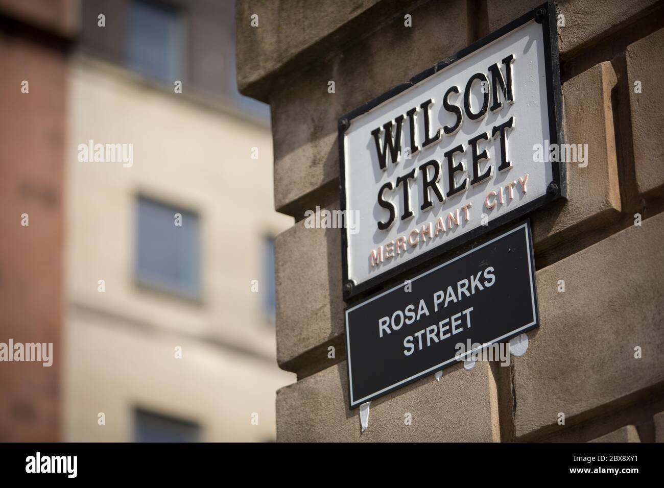 Glasgow, Regno Unito, 6 giugno 2020. Gli attivisti della Brigata Verde del Celtic FC (ultra-fans) hanno rinominato le strade della città mercantile, che commemorano i padri storici della città, Che aveva legami con le piantagioni e la schiavitù, con i nomi di attivisti neri per i diritti civili e schiavi, in una protesta volta ad attirare l'attenzione sui legami di Glasgow con la schiavitù. Wilson Street, che prende il nome dal signore del tabacco del XVIII secolo James Wilson, è stato rinominato Rosa Parks Street dopo l'attivista americano per i diritti civili. A Glasgow, Scozia, il 6 giugno 2020. Photo credit: Jeremy Sutton-Hibbert/Alamy Live News. Foto Stock