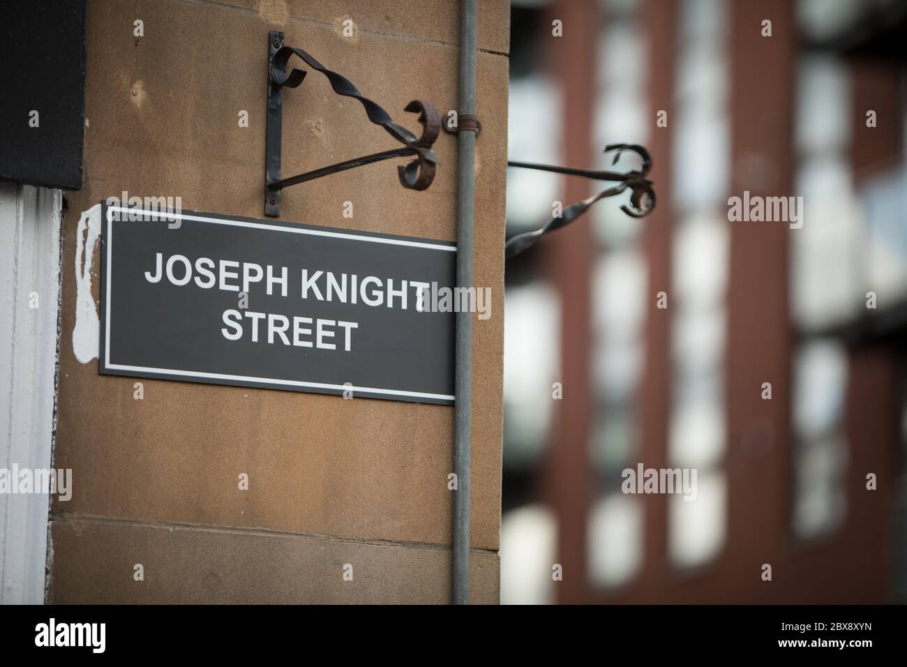 Glasgow, Regno Unito, 6 giugno 2020. Gli attivisti della Brigata Verde del Celtic FC (ultra-fans) hanno rinominato le strade della città mercantile, che commemorano i padri storici della città, Che aveva legami con le piantagioni e la schiavitù, con i nomi di attivisti neri per i diritti civili e schiavi, in una protesta volta ad attirare l'attenzione sui legami di Glasgow con la schiavitù. Dunlop Street (dal nome di James Dunlop, signore del tabacco del XVIII secolo) ha rinominato Joseph Knight Street dopo un uomo nato in Africa e venduto come schiavo in Giamaica a John Wedderburn di Ballendean, Scozia. A Glasgow, Scozia, il 6 giugno 2020. Foto Stock