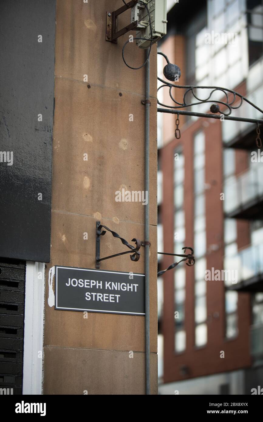 Glasgow, Regno Unito, 6 giugno 2020. Gli attivisti della Brigata Verde del Celtic FC (ultra-fans) hanno rinominato le strade della città mercantile, che commemorano i padri storici della città, Che aveva legami con le piantagioni e la schiavitù, con i nomi di attivisti neri per i diritti civili e schiavi, in una protesta volta ad attirare l'attenzione sui legami di Glasgow con la schiavitù. Dunlop Street (dal nome di James Dunlop, signore del tabacco del XVIII secolo) ha rinominato Joseph Knight Street dopo un uomo nato in Africa e venduto come schiavo in Giamaica a John Wedderburn di Ballendean, Scozia. A Glasgow, Scozia, il 6 giugno 2020. Foto Stock