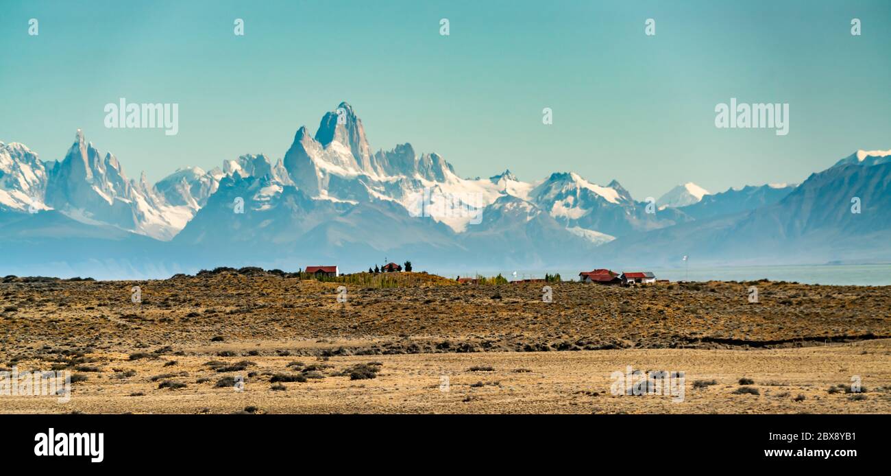 Estancia vicino El Chalten a Patagonia, Argentina, con n sfondo Cerro Chalten e Cerro Torre Foto Stock