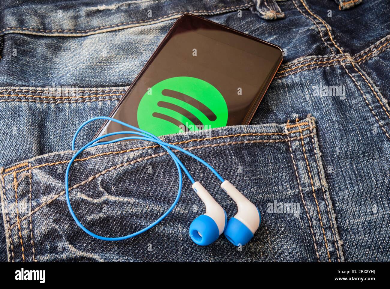 Zlin, Repubblica Ceca - 3 giugno 2020: Schermo per smartphone con logo dell'applicazione di streaming musicale Spotify. Foto Stock