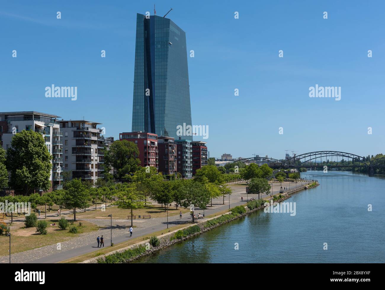 Edifici residenziali sul fiume meno di fronte alla Banca Centrale europea, Francoforte, Germania Foto Stock