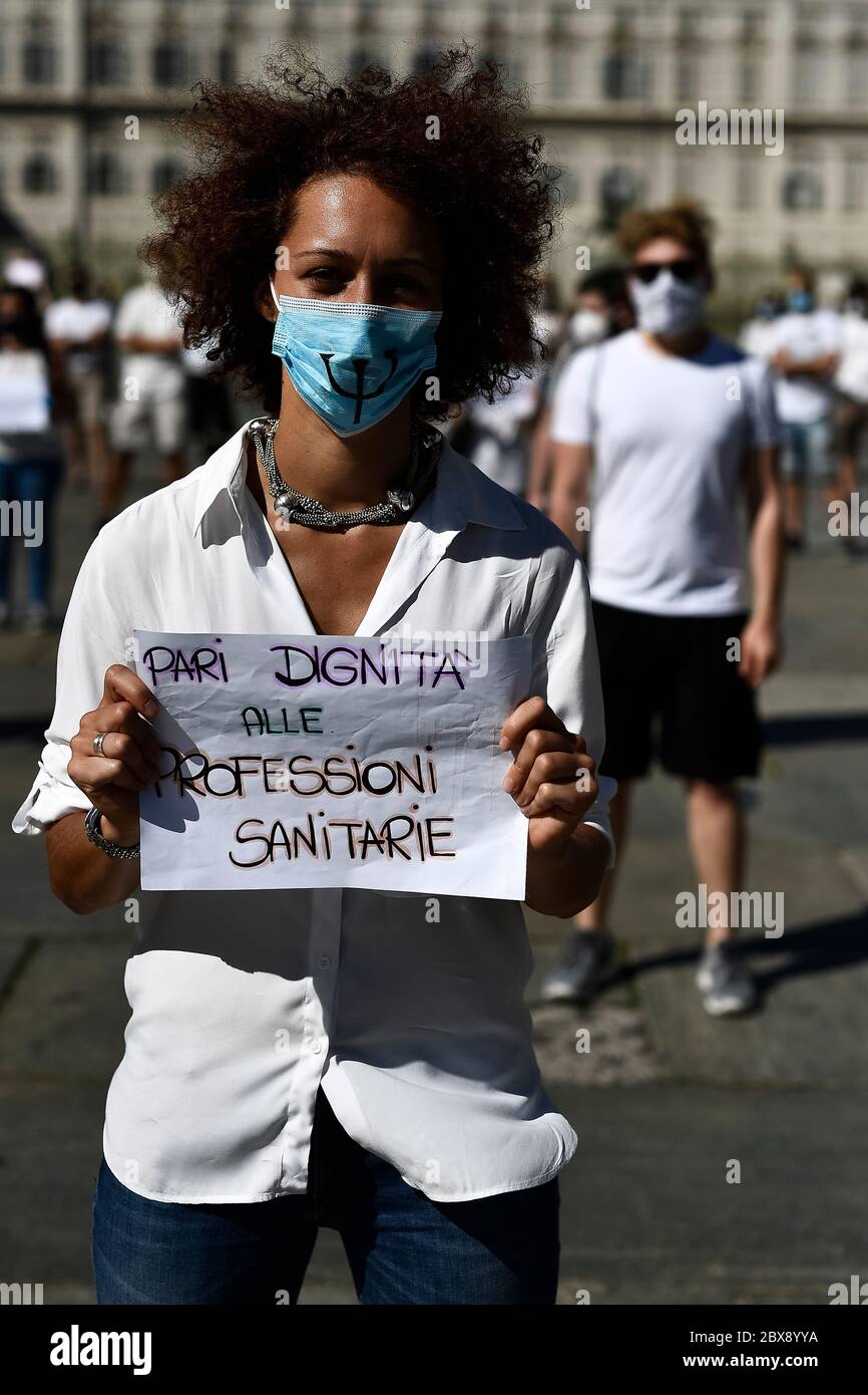 Torino, Italia. 05 giugno 2020. TORINO, ITALIA - 05 giugno 2020: Un manifestante tiene un cartello con la scritta 'Equal Dignity to the Health Professions' durante una dimostrazione di studenti di psicologia per accedere alla professione dopo un anno di stage senza dover sostenere l'esame di qualificazione. (Foto di Nicolò campo/Sipa USA) Credit: Sipa USA/Alamy Live News Foto Stock